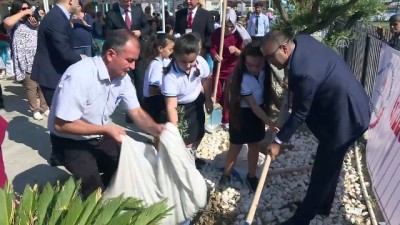 İzmir'de Okullar Zeytin Fidanıyla Açıldı