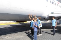 BAKIM MERKEZİ - Kayıt Yaptırdıkları Okul Bahçesinde Dev Uçağı Görünce Şaşkına Döndüler