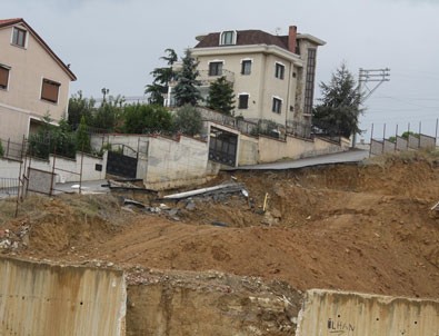Kocaeli'de temel kazısında yol çöktü