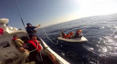 Tekneleri Su Alan Kaçakları Sahil Güvenlik Kurtardı
