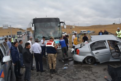 Yolcu Otobüsü İle Otomobil Çarpıştı Açıklaması 2 Ölü, 3 Yaralı