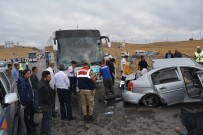 CUMHURIYET ÜNIVERSITESI - Yolcu Otobüsü İle Otomobil Çarpıştı Açıklaması 2 Ölü, 3 Yaralı