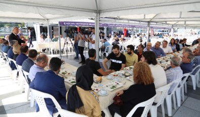 Başkan Karaosmanoğlu, Kent Meydanı'nda Esnafla Buluştu