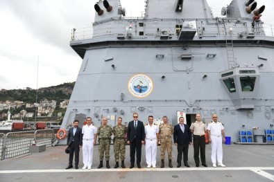 Dünyanın En Büyük Tank Çıkarma Gemisi  'TCG Bayraktar' Trabzon Limanı'na Demirledi