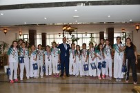 ZEKI KAYDA - Minik Karateciler Sevincini Başkan Kayda İle Paylaştı