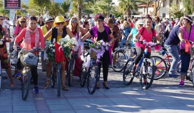 'Süslü Kadınlar Bisiklet Turu' Düzenledi