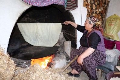 Yozgat'ta Yufka Ekmekler İmece Usulüyle Hazırlanıyor