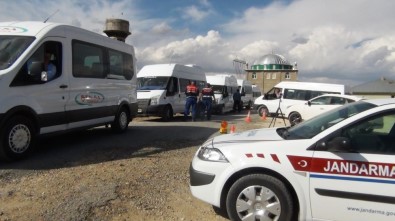 Erciş'te Jandarma Trafik Timlerinden Öğrenci Taşıyan Servis Araçlarına Sıkı Denetim