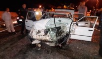 CUMHURIYET ÜNIVERSITESI - İki Otomobil Çarpıştı Açıklaması 5 Yaralı