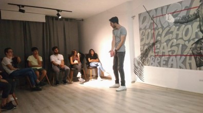 Oyuncu Çağrı Öztürk İzmir'de Oyuncu Adayları Yetiştiriyor