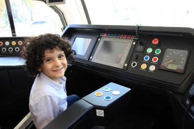 Tramvay Aşığı Küçük Ali Osman'a Sürpriz Doğum Günü Hediyesi