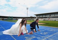MARATON - Düğün Fotoğraflarını Aşklarının Başladığı Atletizm Sahasında Koşarak Çektirdiler