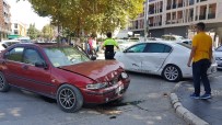 RASIM BETIR - İki Araç Çarpıştı, Bir Çocuk Yaralandı