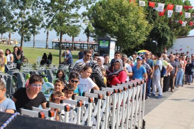 Kocaeli'de Vatandaşlara 1 Ton Ücretsiz Maraş Dondurması Dağıtıldı