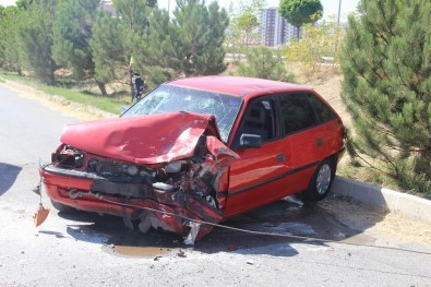 Sivas'ta Otomobiller Çarpıştı Açıklaması 4 Yaralı