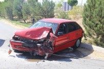 CUMHURIYET ÜNIVERSITESI - Sivas'ta Otomobiller Çarpıştı Açıklaması 4 Yaralı