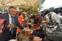 MUSTAFA TAŞ - Başkan Bozkurt Pazar Yerinde İlçe Sakinlerine Aşure Dağıttı