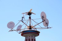 KUŞ YUVASI - Çatıya Yaptığı Dev Maketle Mühendislere Taş Çıkarttı