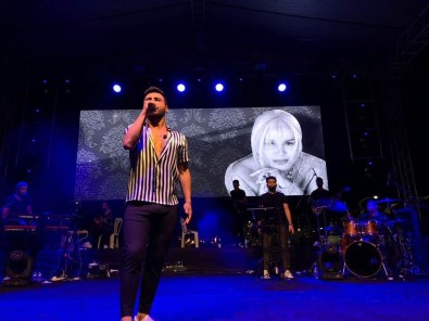 Emre Kaya'dan Konserlerinde Ustalara Saygı