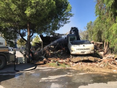 Gemlik'te Metruk Binalar Yıkılıyor