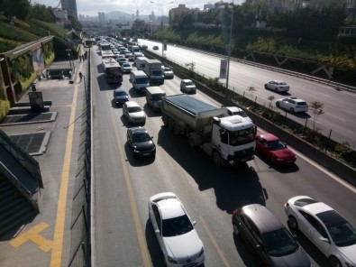 Kadıköy'de 3 Otomobil Çarpıştı, Trafik Felç Oldu