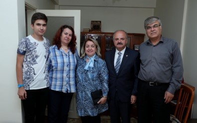 Vali Çakacak, Gazi Polis Memuru Özer'i Evinde Ziyaret Etti