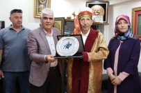 KÜÇÜK ESNAF - 'Yılın Ahisi' Seçilen Yarım Asırlık Esnafa Kaftanlı Plaket Töreni