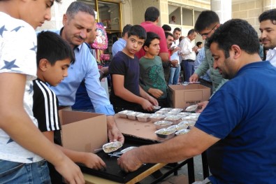 Çelikhan'da 800 Kişilik Aşure Dağıtıldı