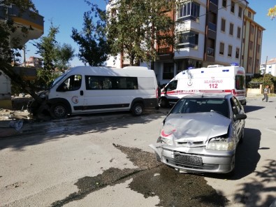 Karaman'da Okul Servisi İle Otomobil Çarpıştı Açıklaması 4 Yaralı