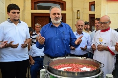 Nuri Çomu Camii'nde Aşure Dağıtıldı