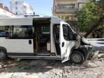 OKUL SERVİSİ - Okul Servisi İle Otomobil Çarpıştı Açıklaması 4 Yaralı
