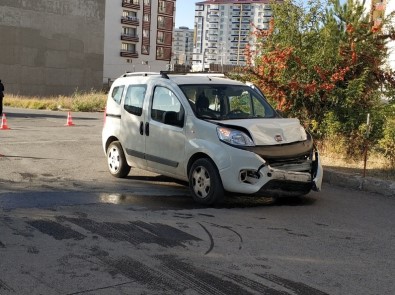Sivas'ta Hafif Ticari Araç İle Otomobil Çarpıştı Açıklaması 4 Yaralı