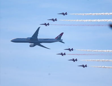 Türk Yıldızları ve THY uçağı birlikte uçtu