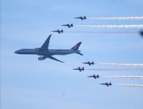 TÜRK YILDIZLARI - Türk Yıldızları ve THY uçağı birlikte uçtu