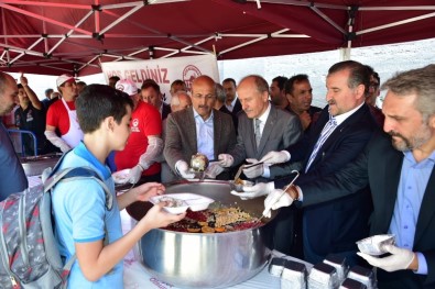 Yavuz Sultan Selim Han'ın Vefatının 498. Yıldönümünde Vatandaşlara Aşure Dağıtıldı