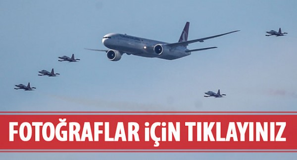 Türk Yıldızları ve THY uçağı birlikte uçtu