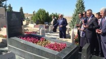 MUHARREM ERTAŞ - Cumhurbaşkanı Yardımcısı Oktay, Neşet Ertaş'ın Kabrini Ziyaret Etti
