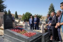 MUZAFFER ASLAN - Cumhurbaşkanı Yardımcısı Oktay Ve AK Parti Teşkilatı, Neşet Ertaş'ın Mezarını Ziyaret Etti
