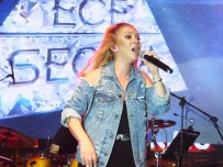 ECE SEÇKİN - Ece Seçkin Hayranlarını Coşturdu