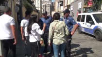 (ÖZEL) Beyoğlu'nda Kaybolan Çocuk, Polis Tarafından Ailesine Teslim Edildi