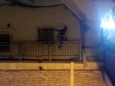 Aksaray'da Bir Genç Üst Geçit Üzerinde İntihar Girişiminde Bulundu
