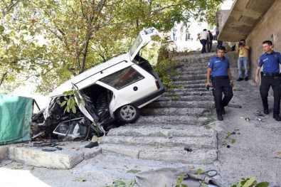 Gümüşhane'de Otomobil Merdivene Düştü Açıklaması 1 Ölü