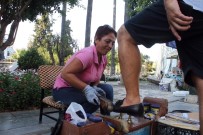 ALİ ÇETİNKAYA - 'Kadından Boyacı Mı Olur' Diyenlere İnat Ayakkabı Boyacılığı Yapıyor