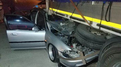 Otomobil Park Halindeki Tırın Dorsesinin Altına Girdi Açıklaması 4 Yaralı