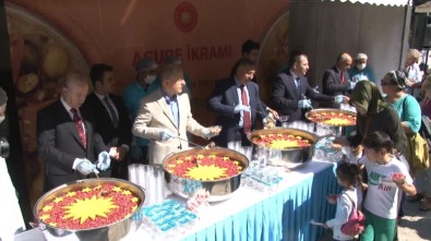 Sultanahmet Camii'nde 5 Bin Kişiye Aşure Dağıtıldı