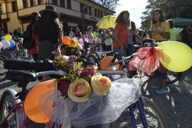 'Süslü Kadınlar Bisiklet Turu' Eskişehir'de Düzenlendi
