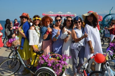 'Süslü Kadınlar' Bisikletleriyle Sokaklarda