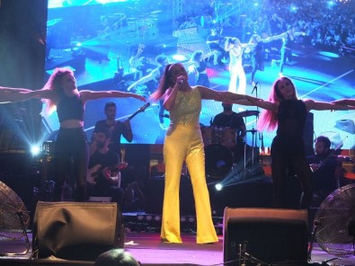 Demet Akalın'a 60 Bin Kişilik Bandırma Morali