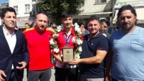Dünya 3.'Sü Genç Güreşçiye Memleketinde Coşkulu Karşılama
