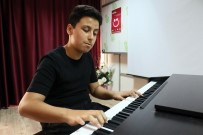 EKREM YıLMAZ - Görme Engeli Piyano Tutkusunun Önüne Geçemedi